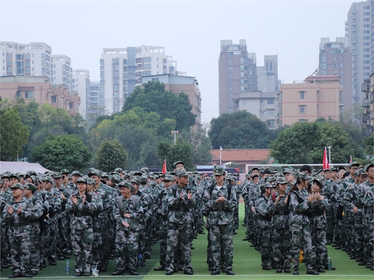 期待军训的同学们 程博摄.JPG